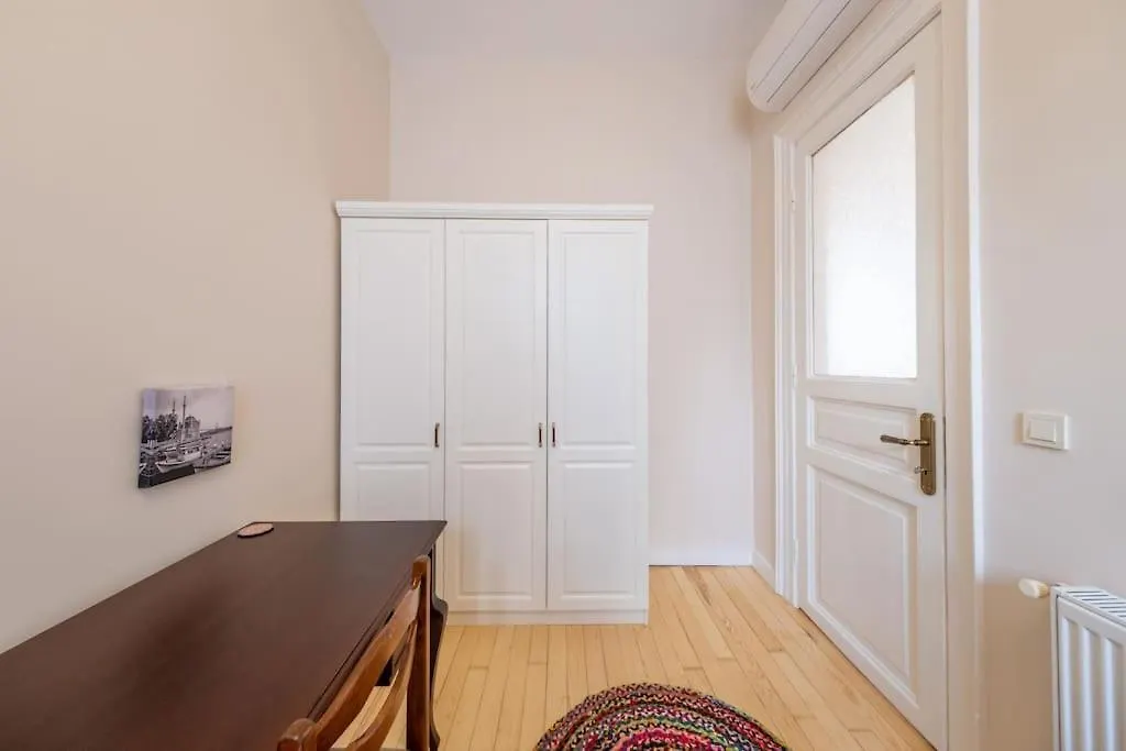 Elegant, Spacious, Quiet 3Br Near Historic Center Istanbul 0*,
